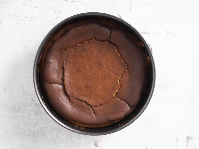 Upieczony sernik matcha.