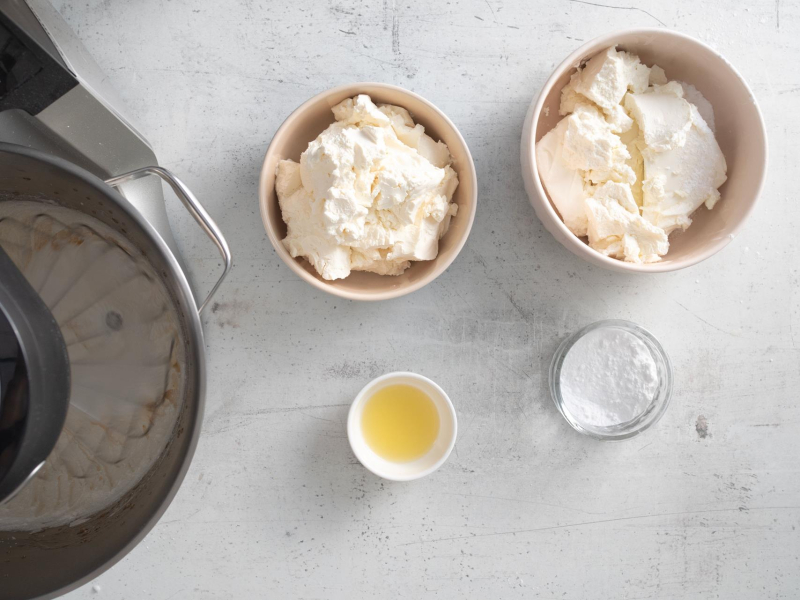 W miseczkach sok z cytryny, mąka ziemniaczana, zmielony twaróg i serek śmietankowy.