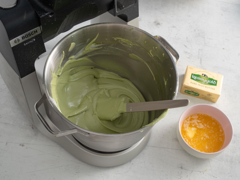 W misie wymieszane twarogi z matchą. Obok rozpuszczone masło.