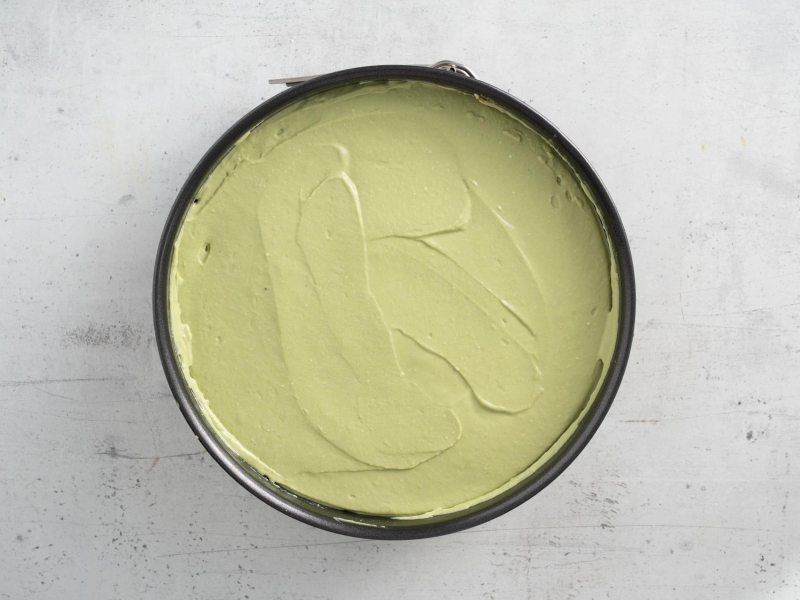 Sernik matcha przed pieczeniem.