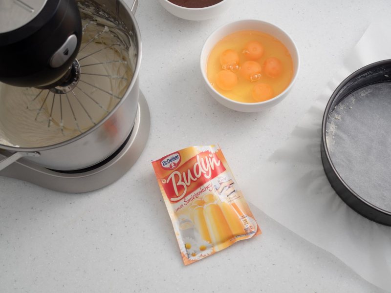 na blacie budyń śmietankowy Dr. Oetkera obok składniki na sernik baskijski