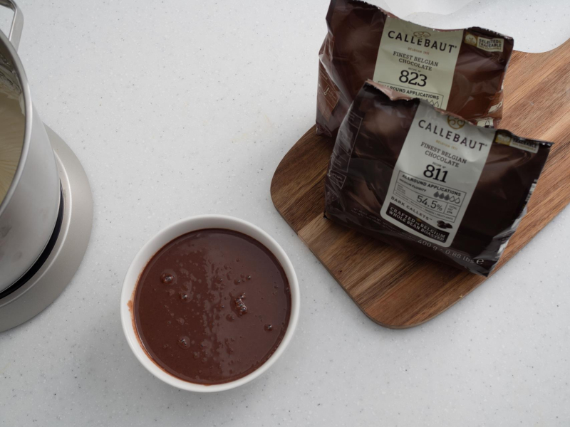 w miseczce rozpuszczona czekolada Callebaut