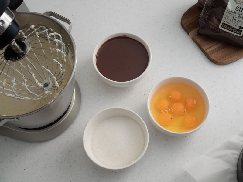 na blacie budyń śmietankowy Dr. Oetker