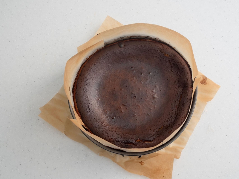 w tortownicy upieczony sernik baskijski czekoladowy