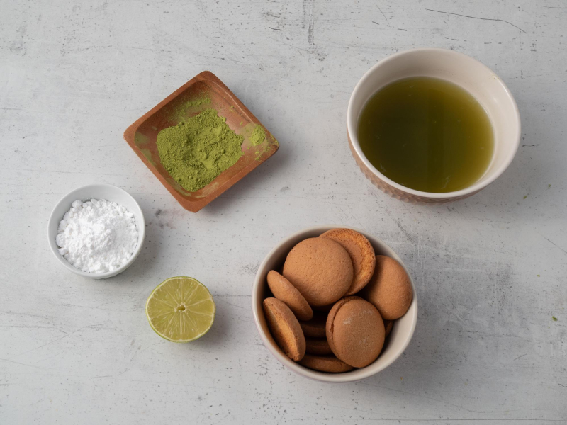 w miseczce nasączenie matcha do biszkoptów