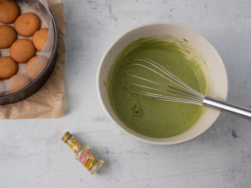 w misce masa na sernik matcha obok ekstrakt cytrynowy dr. oetkera