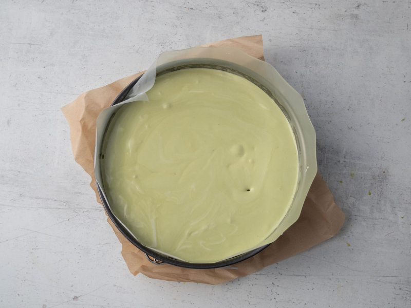 w tortownicy sernik matcha