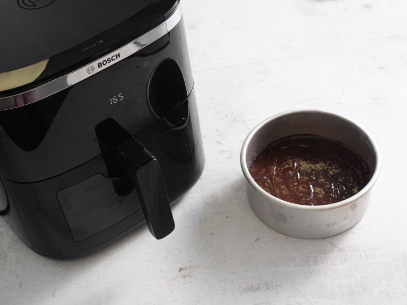 Brownie z airfryer przed pieczeniem.