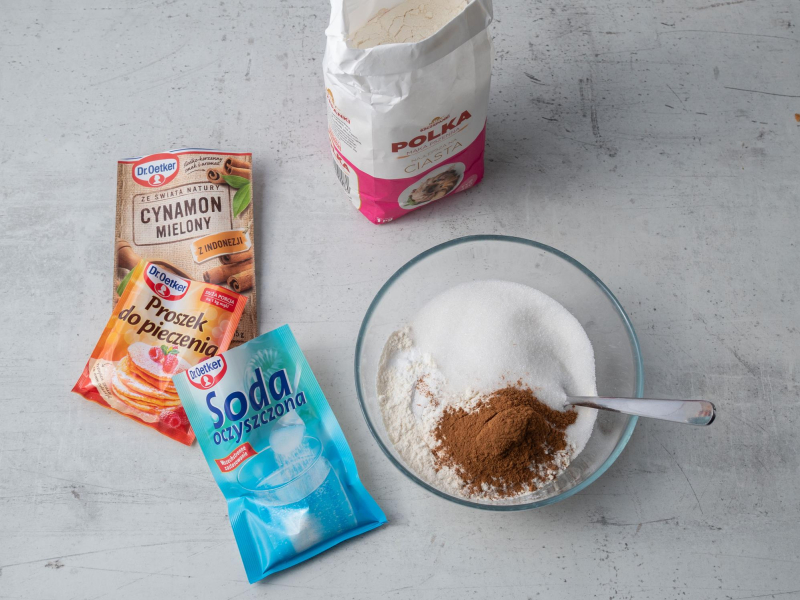 w misce przesiane suche składniki na dyniowy chlebek