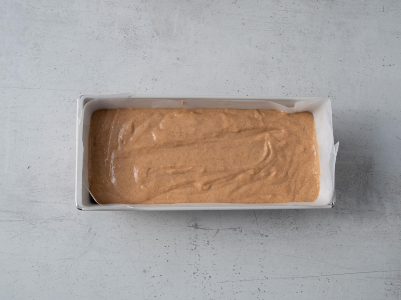 w keksówce chlebek dyniowy przed peiczeniem