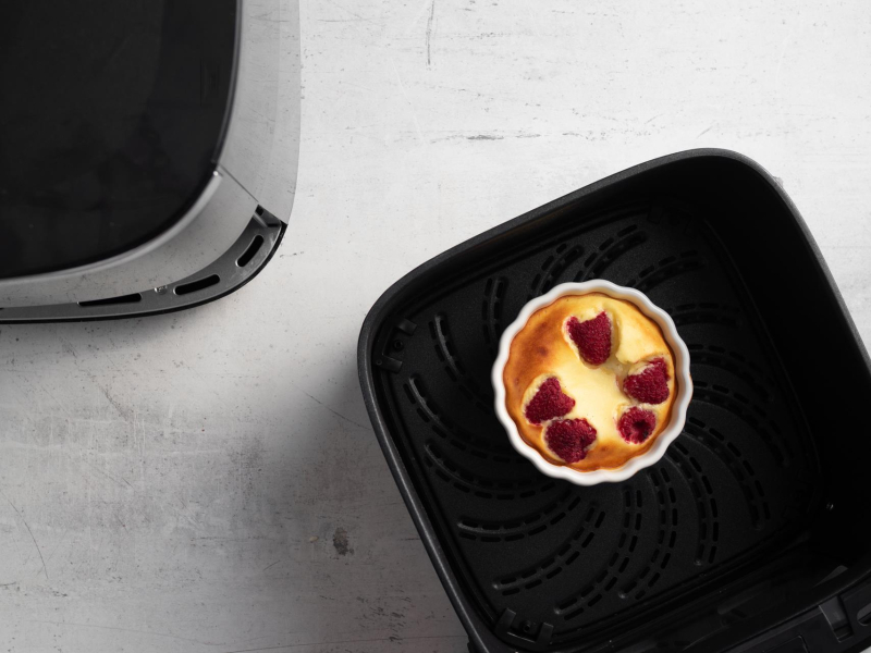 Upieczony jednoporcjowy skyrnik w naczyniu żaroodpornym.