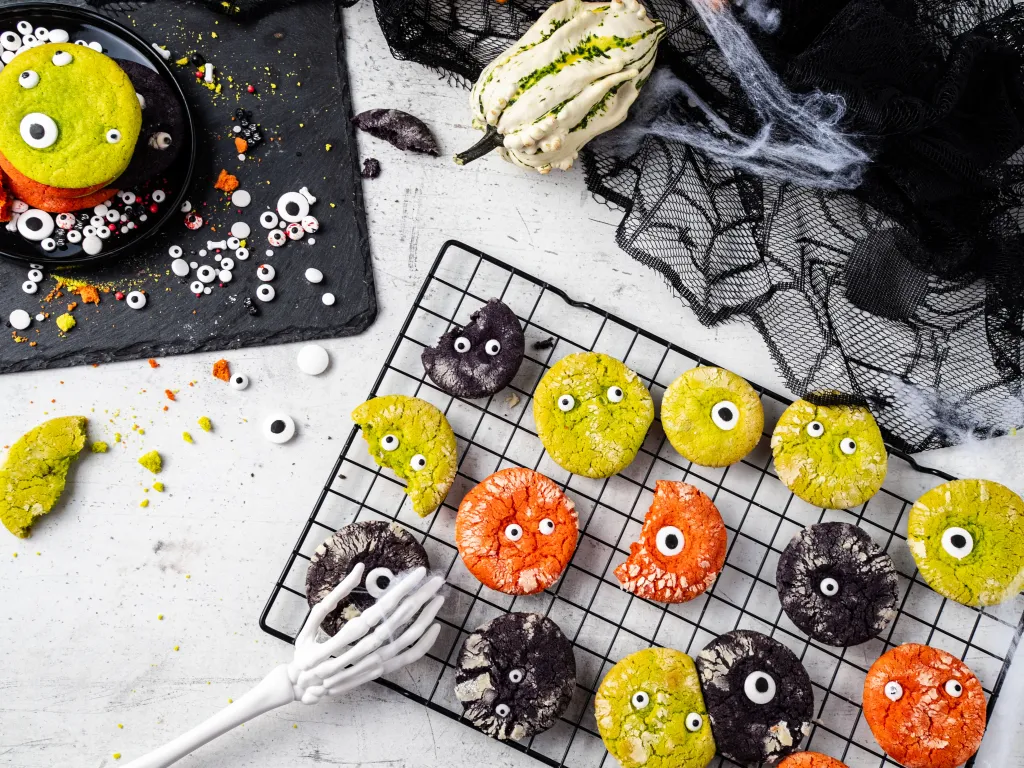 ciasteczka na Halloween monster cookies z cukrowymi oczkami