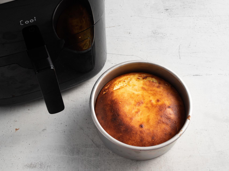 Upieczony skyrnik na kratce do studzenia.