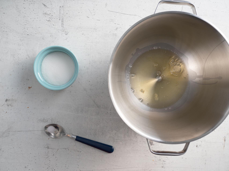 W misie białka. Obok cukier w miseczce i sól na łyżeczce.