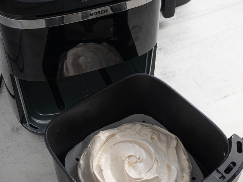 W komorze airfryera upieczona beza.