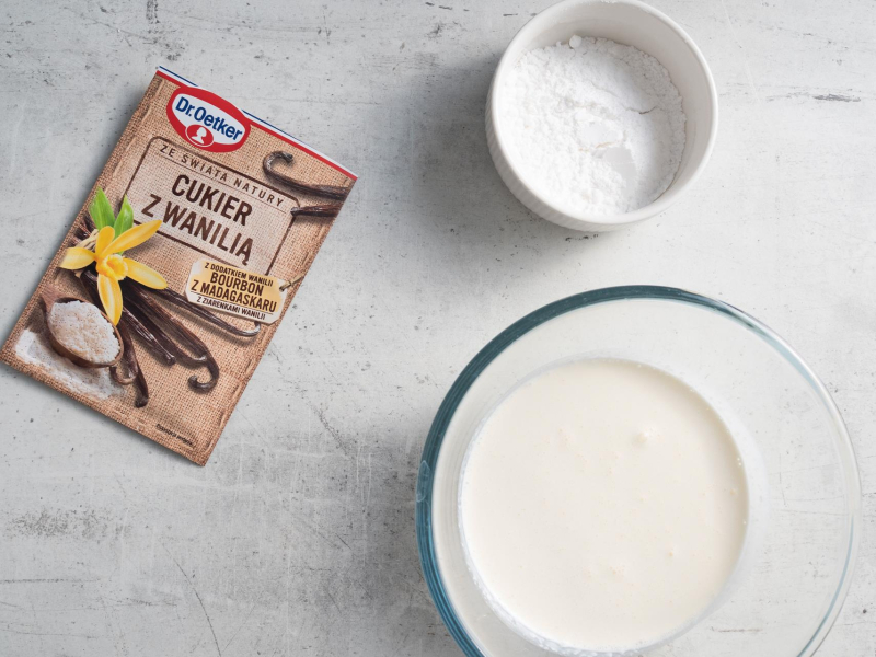 W misie śmietanka. Obok cukier z wanilią i cukier puder.