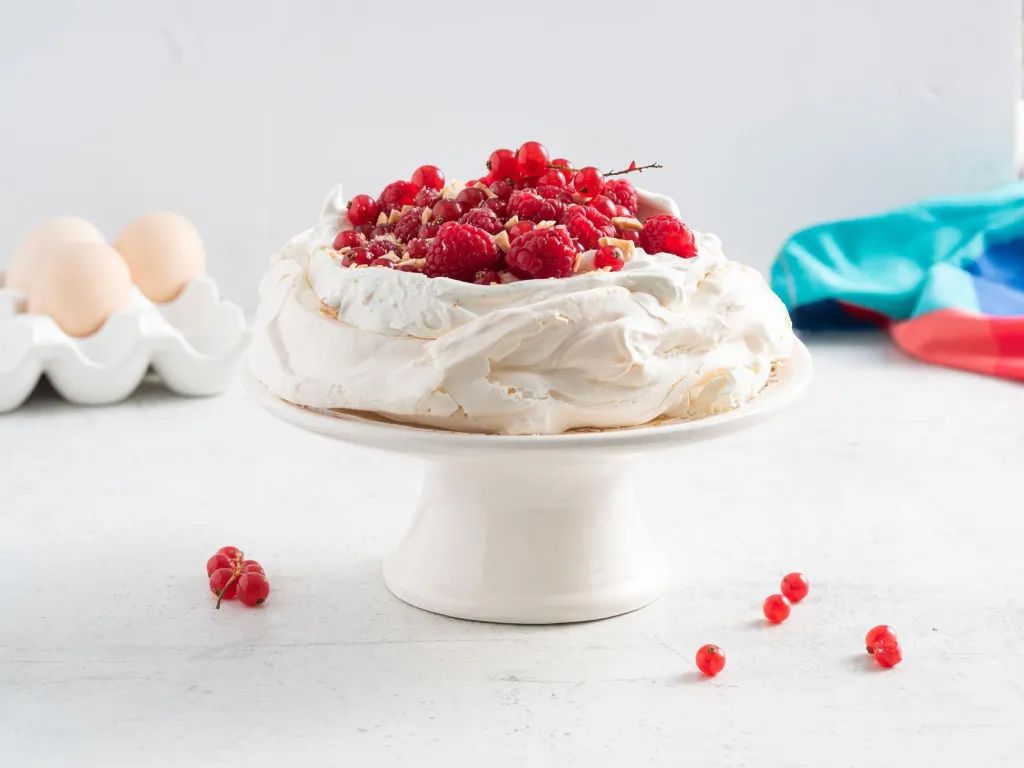 Beza z airfryer z owocami na białej paterze - przepis Wszystkiego Słodkiego