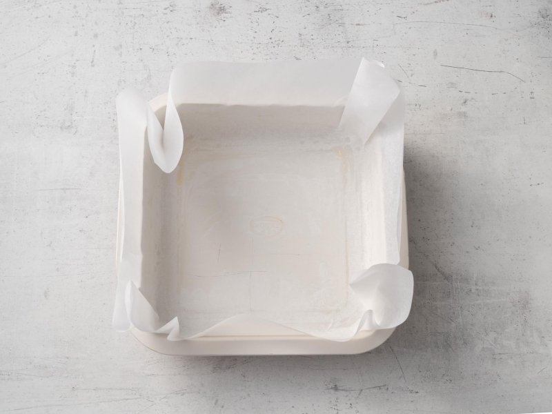 foremka do brownie wyłożona papierem do pieczenia