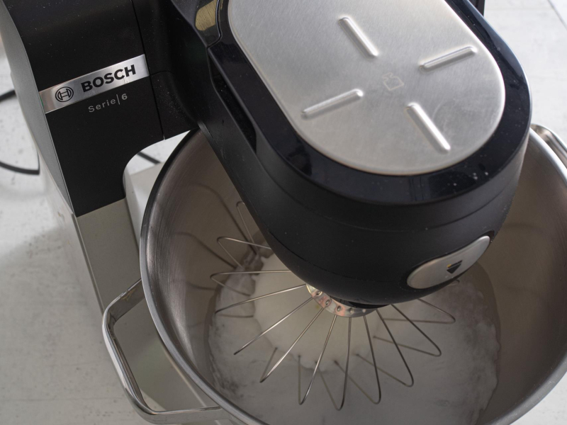 Ubijanie białek w robocie kuchennym.