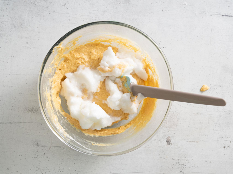 Dodawanie ubitych białek na ciasto do pancakes dyniowych.