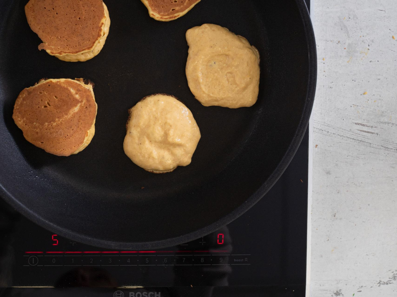 Smażenie na patelni pancakes dyniowych.