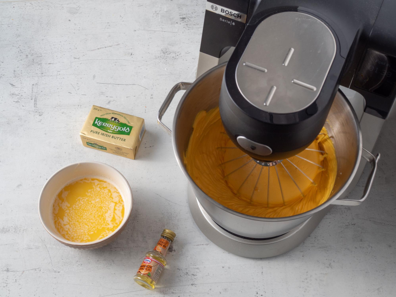 w miseczce rozpuszczone masło kerrygold obok robot bosch mum seri 6