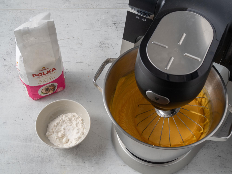 mąka polka w miseczce obok robot kuchenny bosch