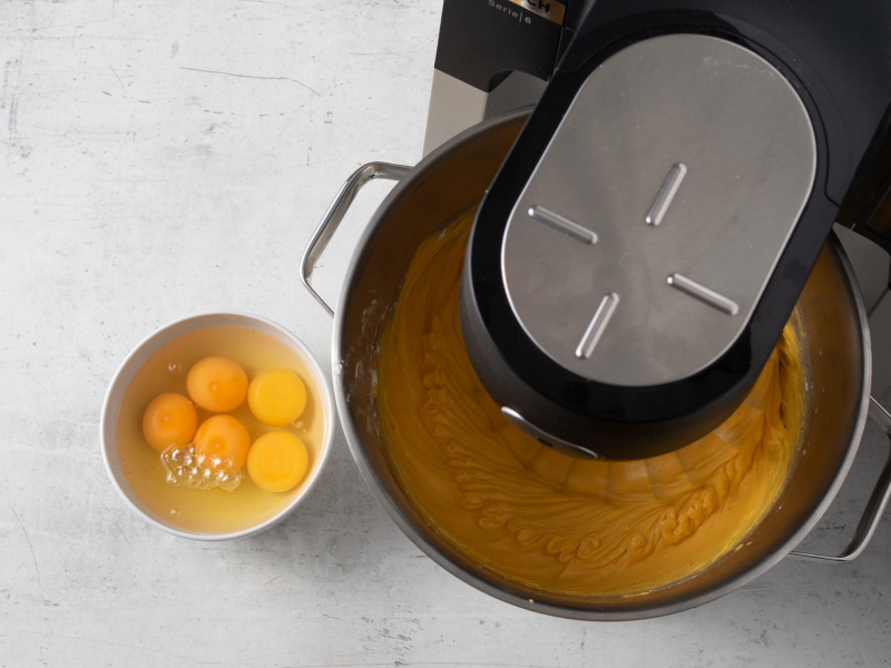 w misie przygoptowywany sernik dyniowy