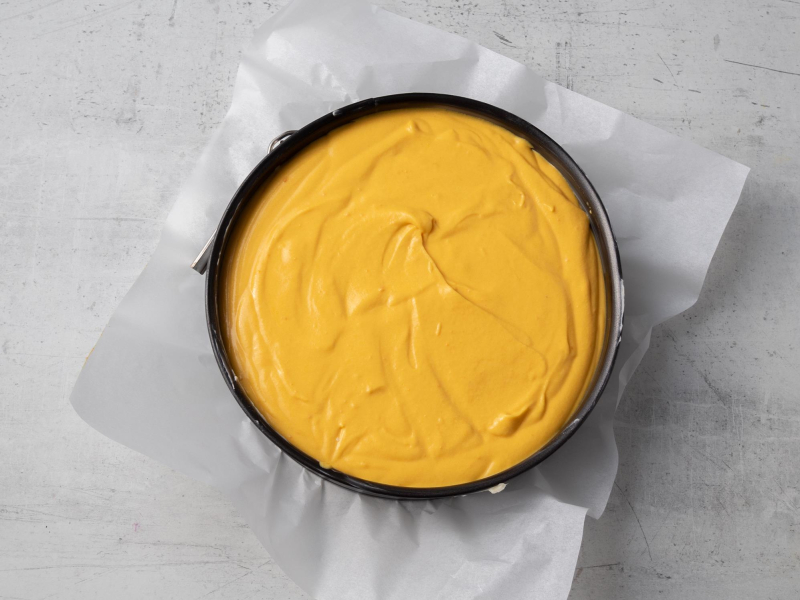 sernik dyniowy w tortownicy przed pieczeniem