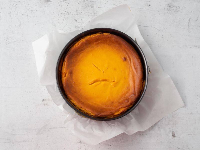 upieczony sernik dyniowy w tortownicy na blacie