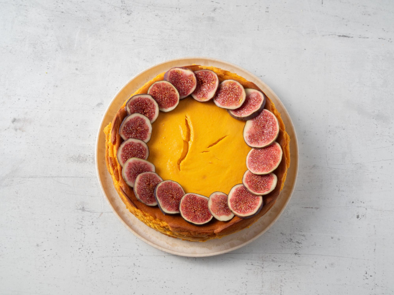 sernik figowy z poukładanymi figami na wierzchu