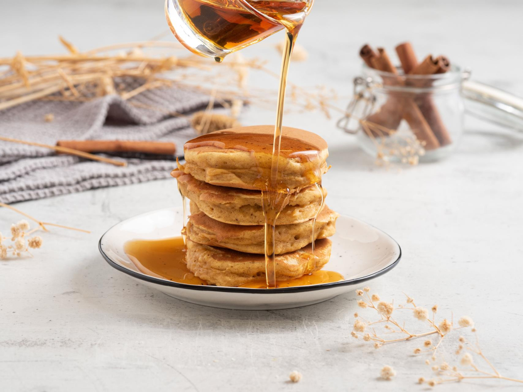 pancakes-dyniowe-polane-syropem-klonowym-z-cynamonem