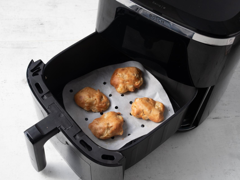 Usmażone racuchy z jabłkami z airfryera.