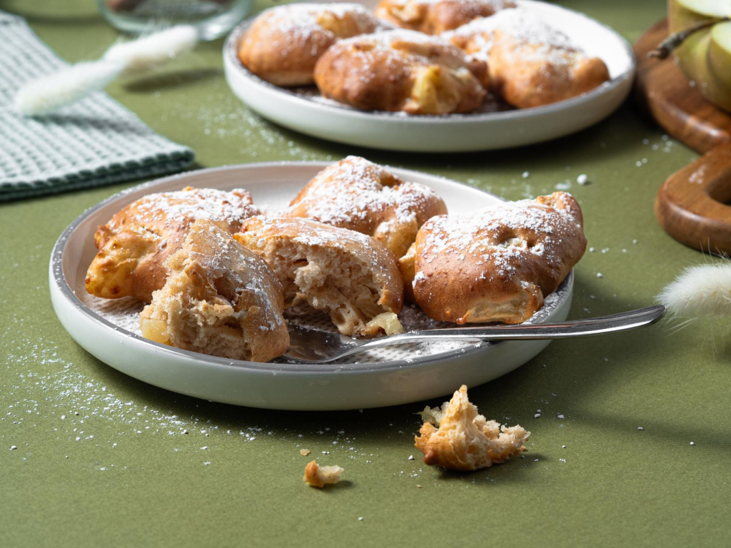 Racuchy z jabłkami z airfryer posypane cukrem pudrem na talerzyku - przepis Wszystkiego Słodkiego