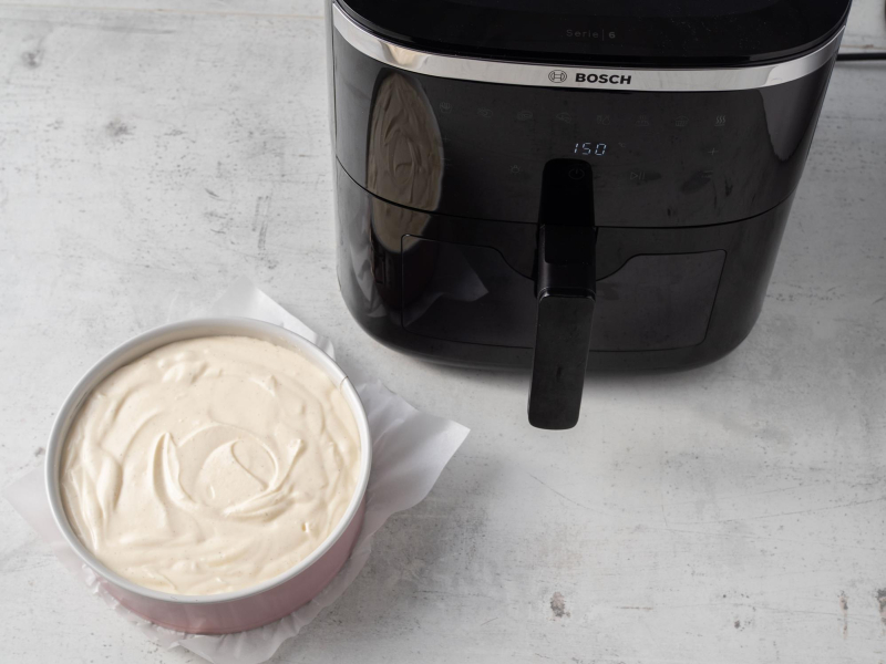 w tortownicy sernik przed pieczeniem w airfryerze