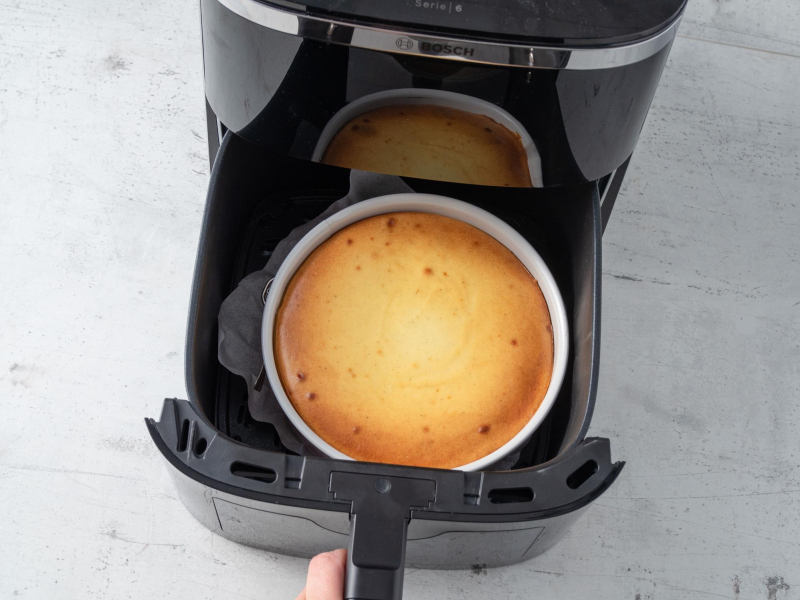 upieczony sernik we frajerze