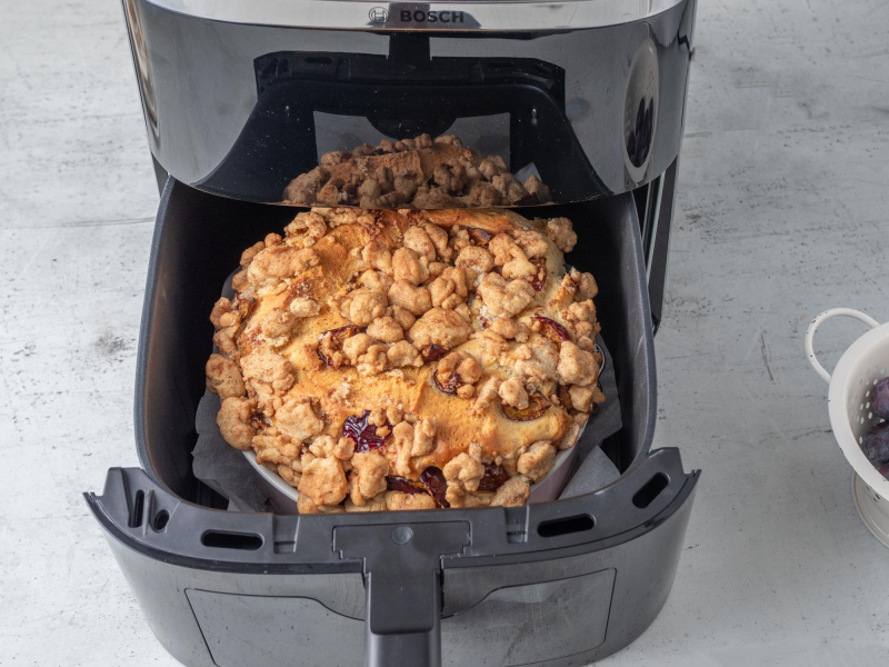 w airfryer Bosch seria 6 upieczona drożdżówka ze śliwkami