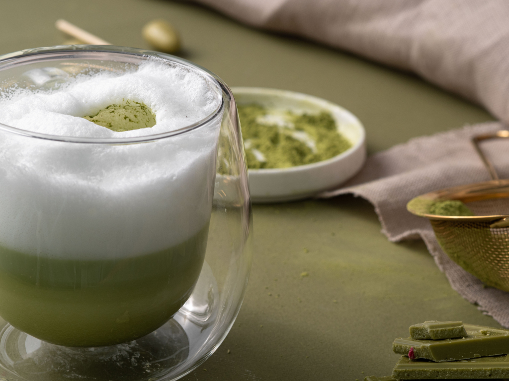 matcha latte w szklance z podwójnym dnem