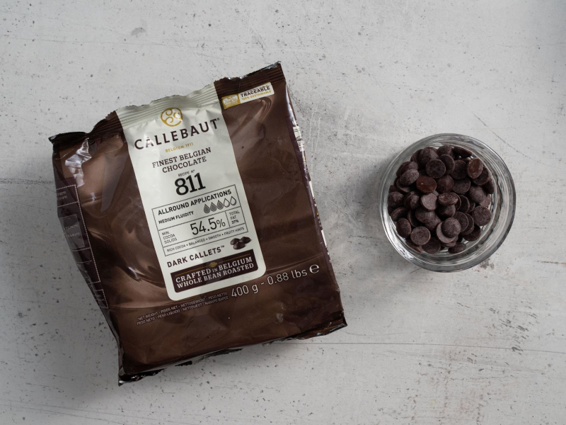 Opakowanie czekolady na blacie kuchennym