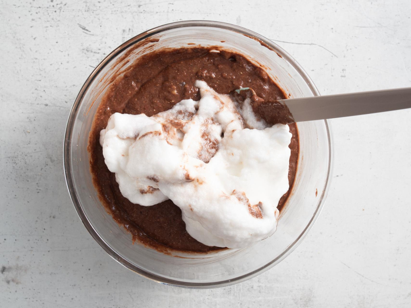 Dodawanie białek do ciasta.