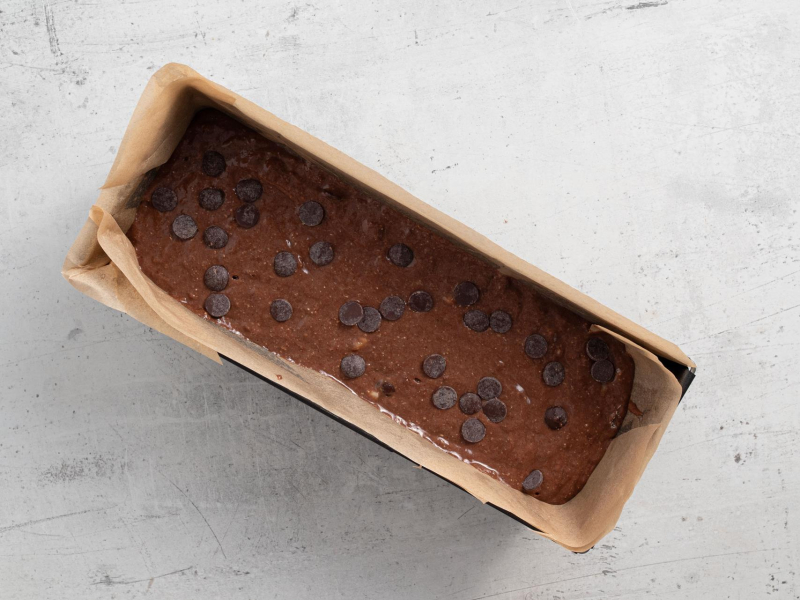 Przełożenie ciasta do keksówki.