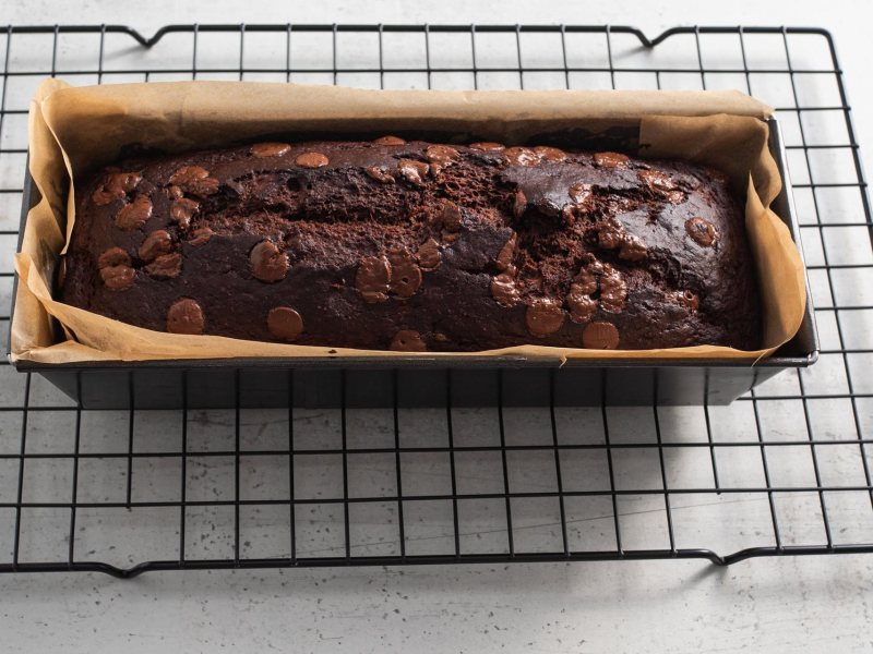 Upieczone proteinowe czekoladowe ciasto.