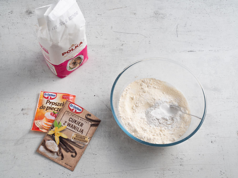 na blacie suche składniki na szarlotkę sypaną