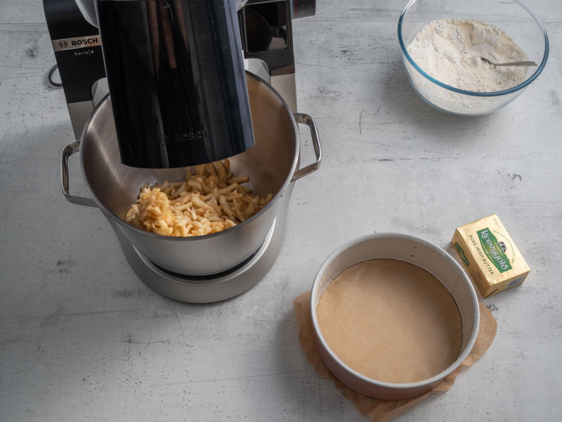 w robocie planetarnym bosch starte jabłka obok tortownica i masło kerrygold