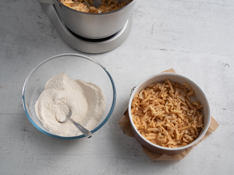 w tortownicy warstwy startych jabłek na szarlotkę sypaną