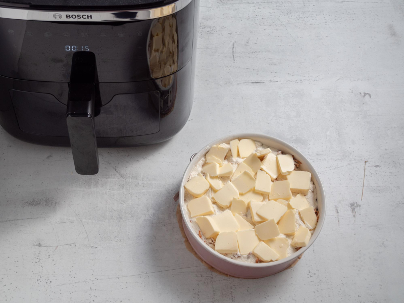 warstwa z pokrojony masłem na górze szarlotki sypanej