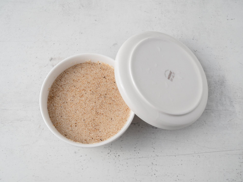 w miseczce zaparzony biały mas na rogaliki marcińskie