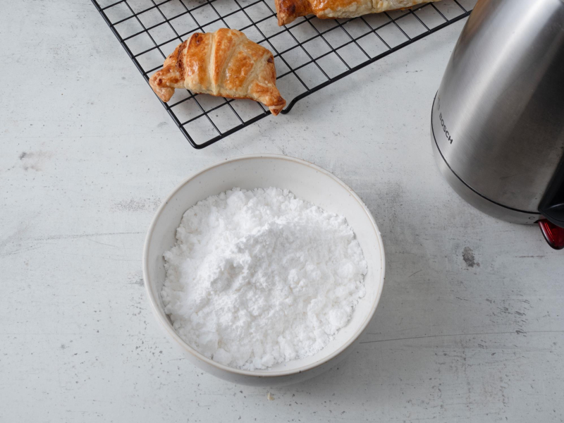 w miseczce cukier puder na lukier