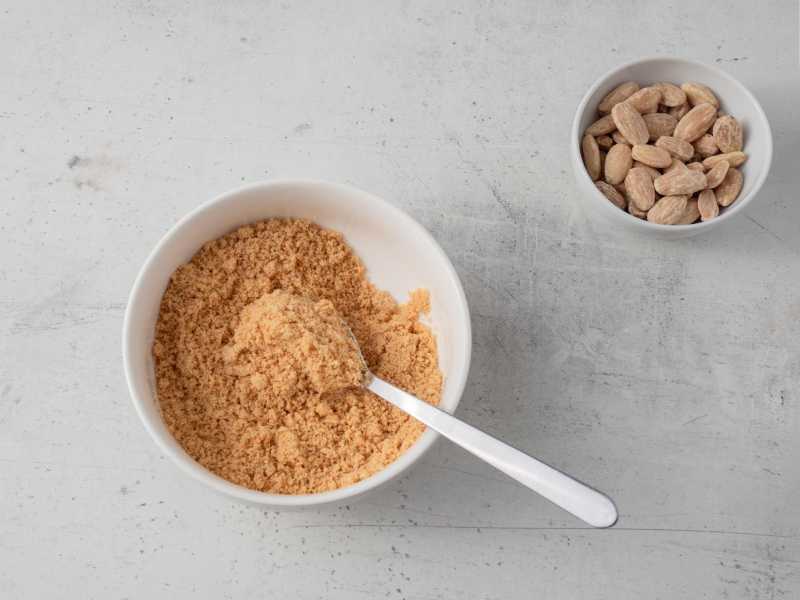 w miseczce posiekane na piasek prażone migdały