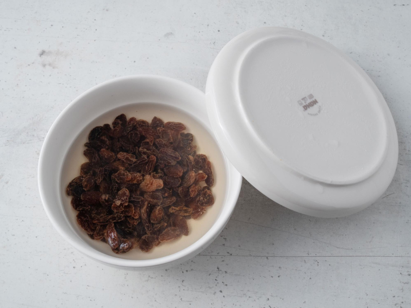 w miseczce pod przykryciem zaparzone rodzynki do masy makowej